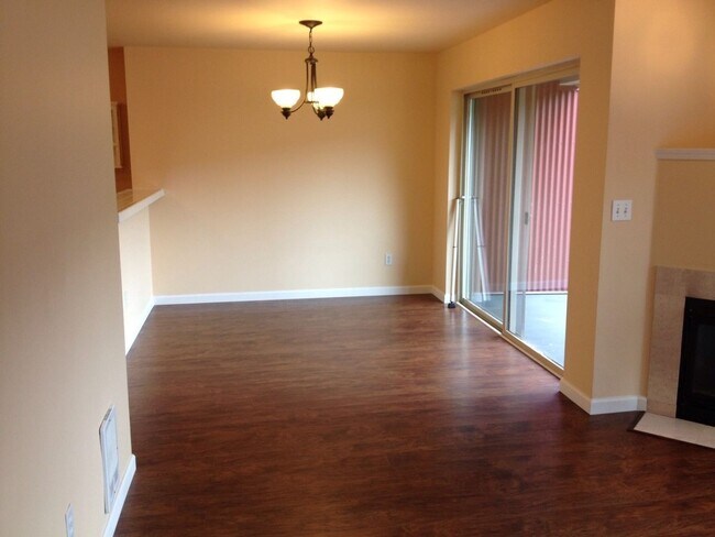 Building Photo - Bright Top-Floor Condo Near Northgate & Green Lake