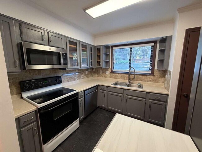 Building Photo - 1702 Pine Tree Dr