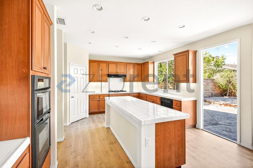 Building Photo - 3715 Hedge Ln