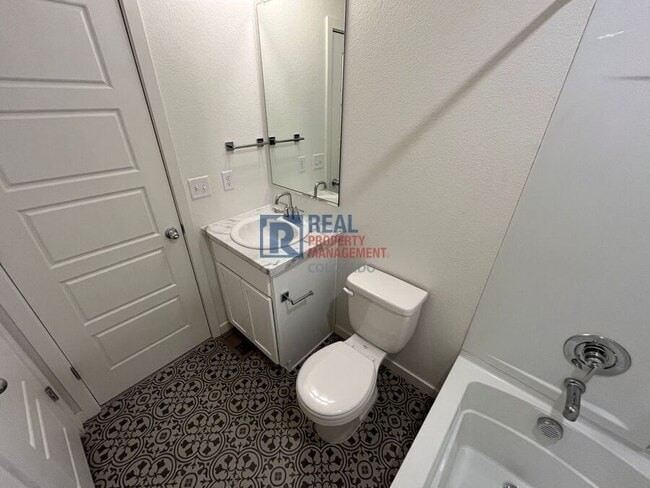 Building Photo - 503 S Rollie Ave