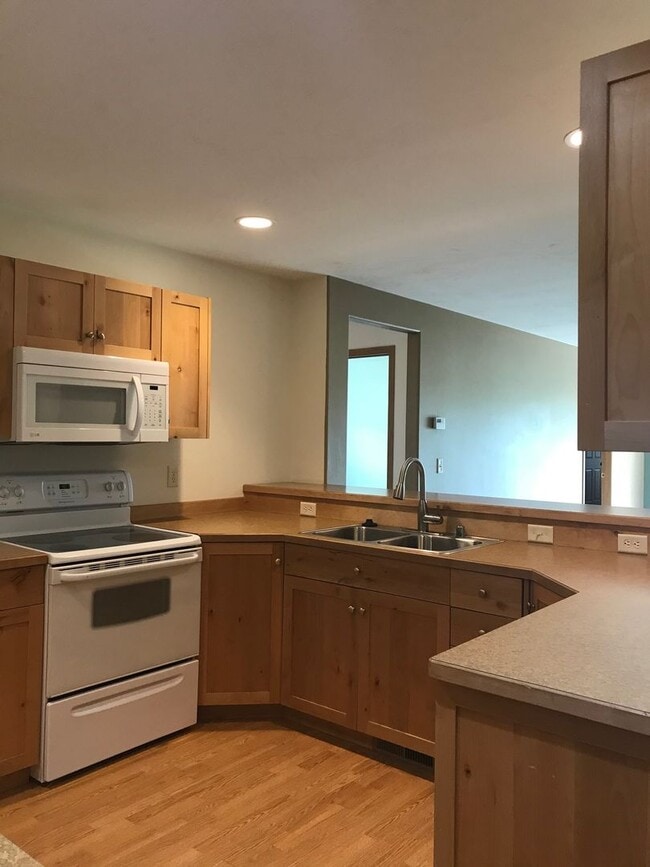 Building Photo - 3 Bedroom / 2 Bathroom Townhouse – Pet Fri...