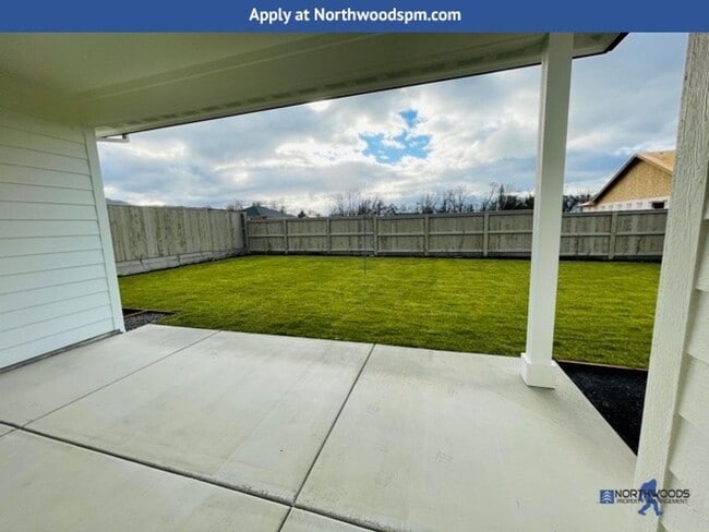 Building Photo - Newer Gorgeous Home in Desirable Neighborhood