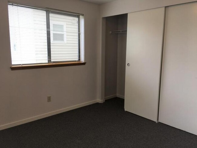 Building Photo - 2 bedroom in Seattle WA 98115