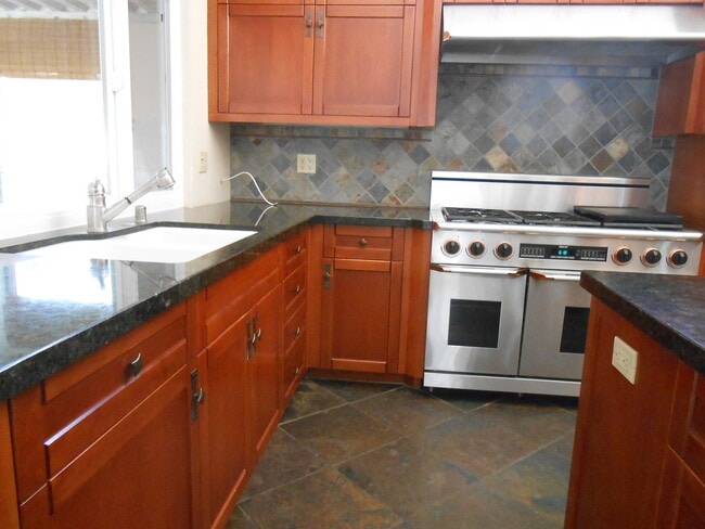 Building Photo - Stunning 3-Bed/2-Bath Entertainer's Dream ...