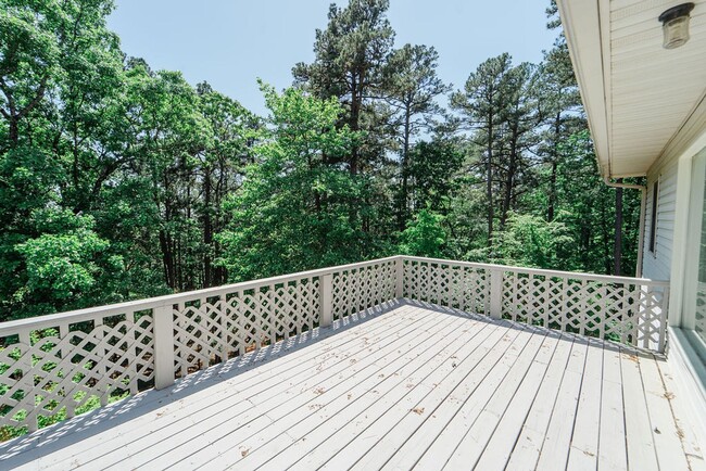 Building Photo - 4 bed, 3 bath, home with privet sunroom off master.