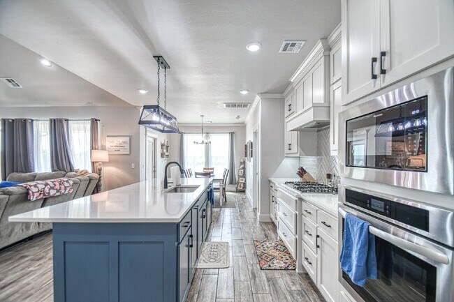 Building Photo - Spacious 5-Bedroom Home with 3 Full Baths ...