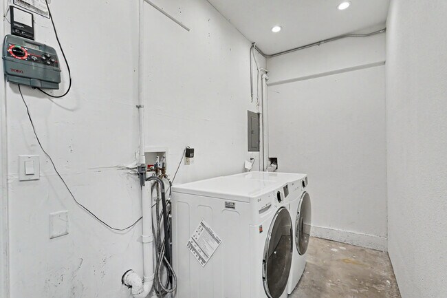 Building Photo - 3143 Shriver Dr