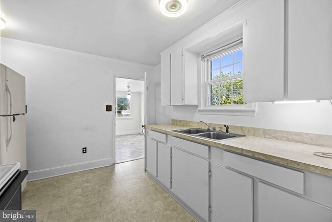 Building Photo - 2917 1st St