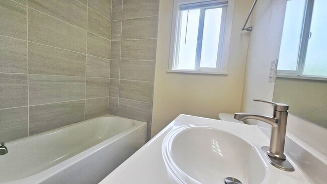 Building Photo - 3 Bed 1.25 Bath Single Family Home in Renton