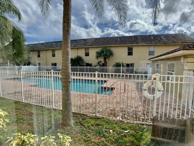 Building Photo - 3651 N Goldenrod Rd