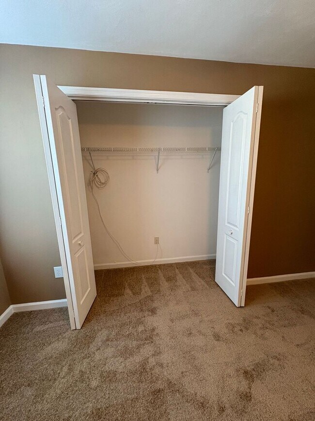 Building Photo - LARGE 2ND FLOOR CONDO