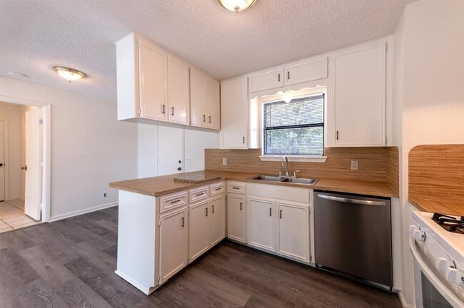 Building Photo - 606 E 2nd St