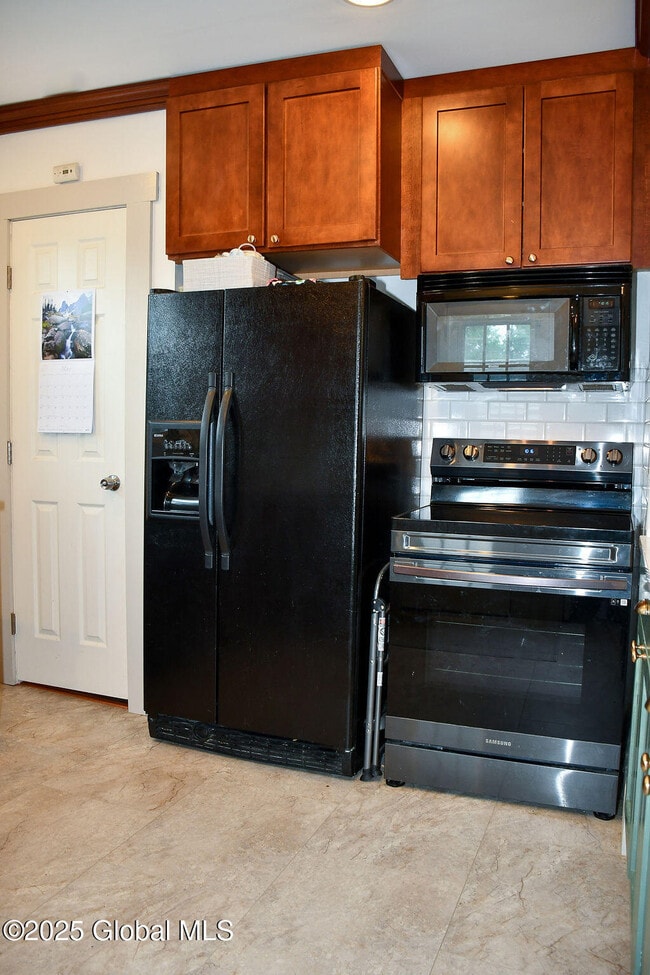 Building Photo - 53 Menand Rd