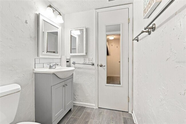 Building Photo - 570 Bahia Cir