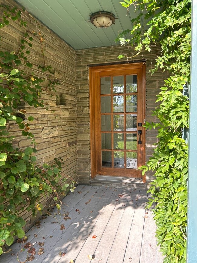 Building Photo - 3 Bed 1.5 Bath Home