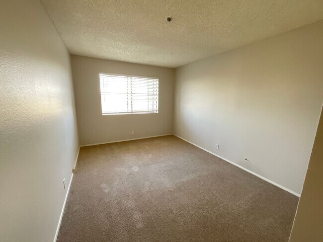 Building Photo - 5985 Dandridge Ln