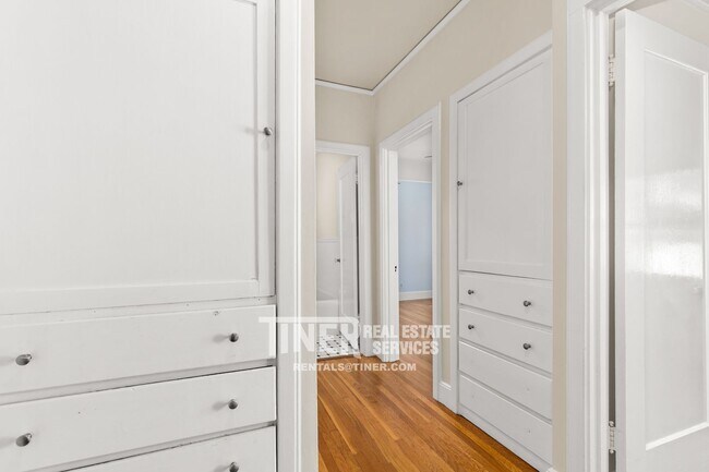 Building Photo - 842 42nd St