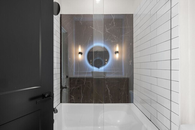 Building Photo - 4Bed/4Bath - Fully Furnished Townhome Avai...