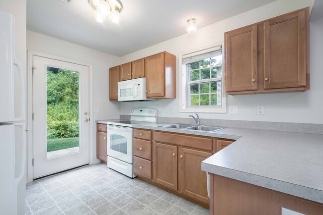 Building Photo - 526 Talon Dr