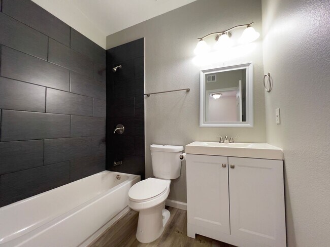 Building Photo - 4 bedrooms, 2 bathrooms home located in Henderson