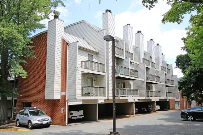 Building Photo - Steps From The UVA Corner (Lease Pending)