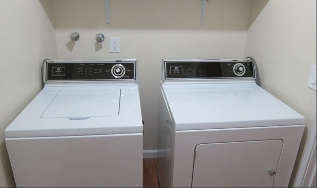 Building Photo - Beautiful 2B/2B Apartment Available Now!