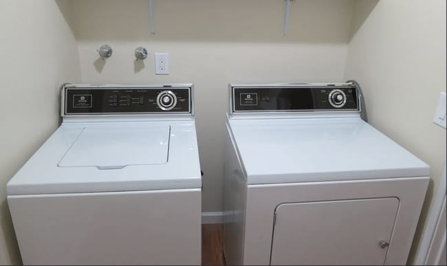 Building Photo - Beautiful 2B/2B Apartment Available Now! HALF OFF FIRST MONTHS RENT