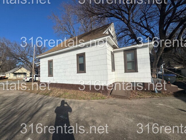 Building Photo - $899 - 2 bed 1 bath - Single Family Home