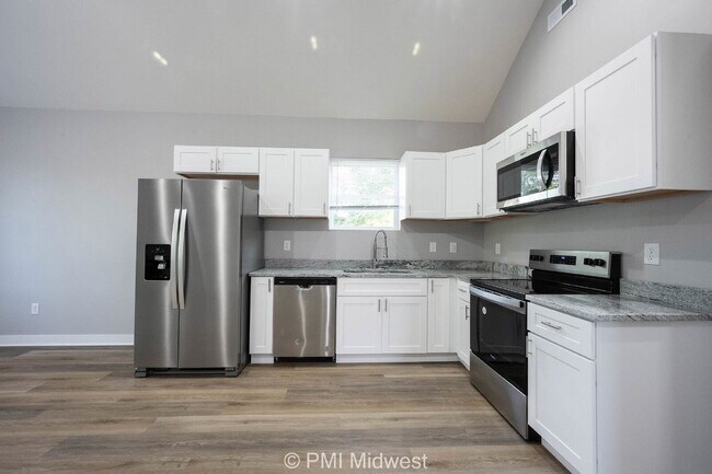 Building Photo - "Charming 3-Bedroom Duplex with 2 Full Baths in Prime Indianapolis Location!"