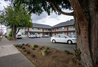 Building Photo - Top-Floor 2-Bedroom with Bamboo Flooring + Off-Street Parking!