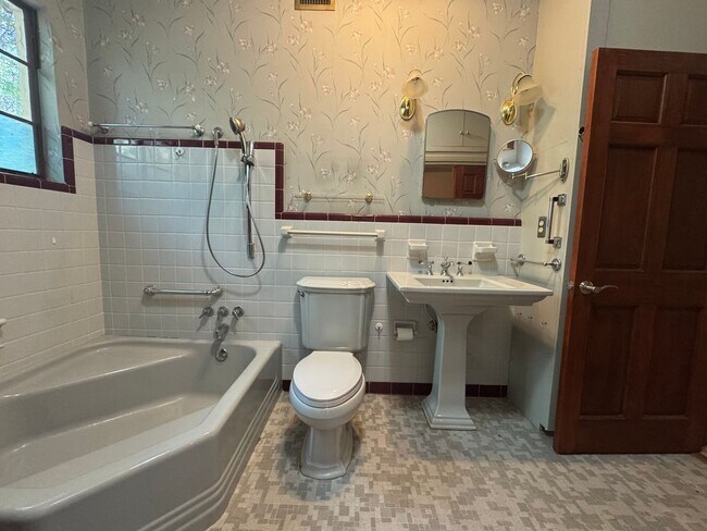 Building Photo - 3 Bed 2 Bath Home in Golfview