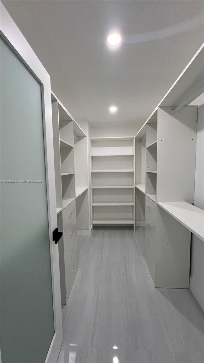 Building Photo - 9686 Fontainebleau Blvd