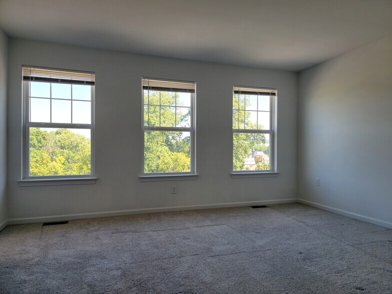 Building Photo - 10 Glenbrook Ct