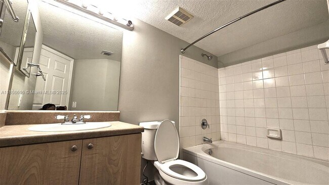 Building Photo - 816 Villa Cir
