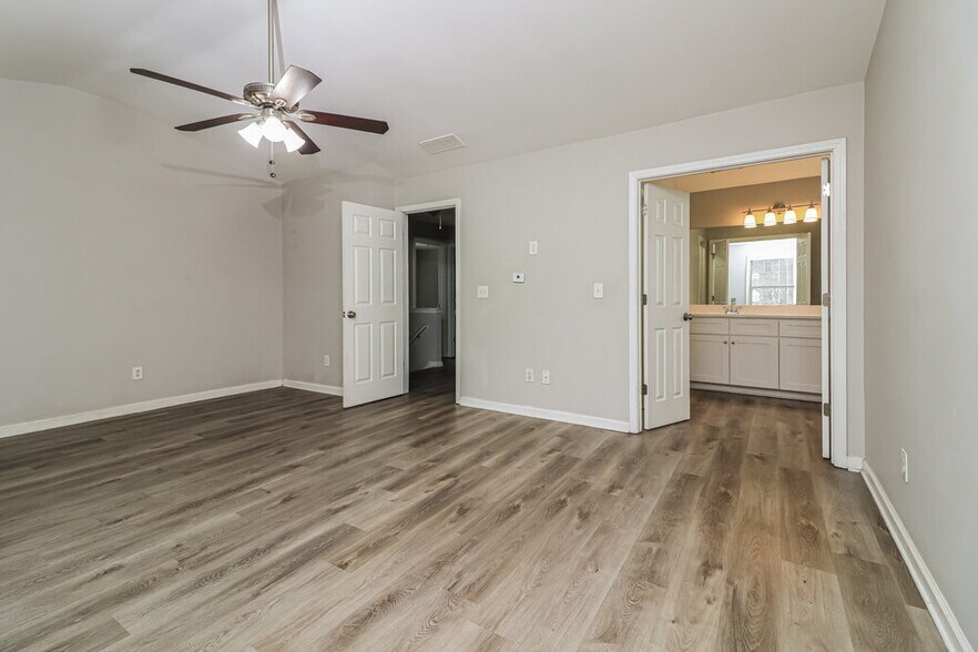 Building Photo - 1610 Silver Oak Dr