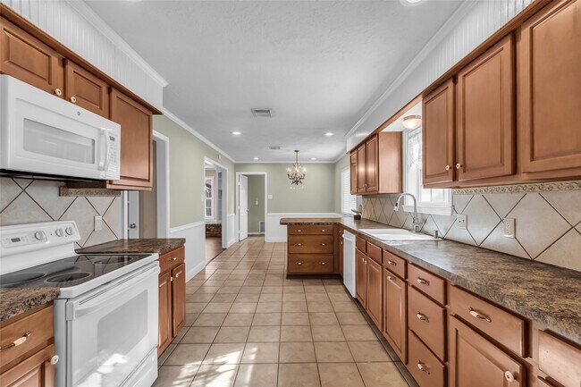 Building Photo - 23826 Farm Hill Dr