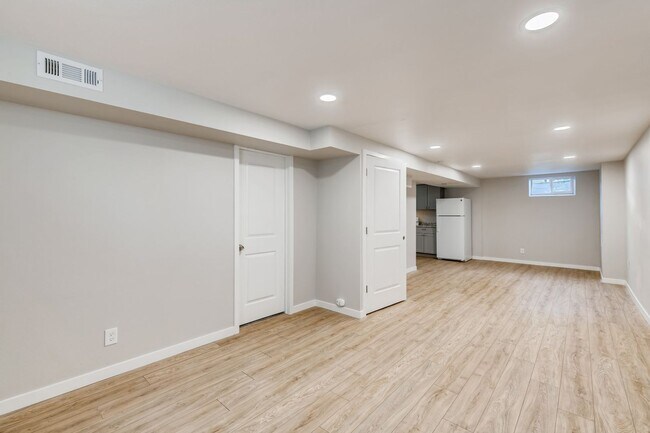 Building Photo - 3 Bedroom 2 Bathroom Denver Home with Bonu...
