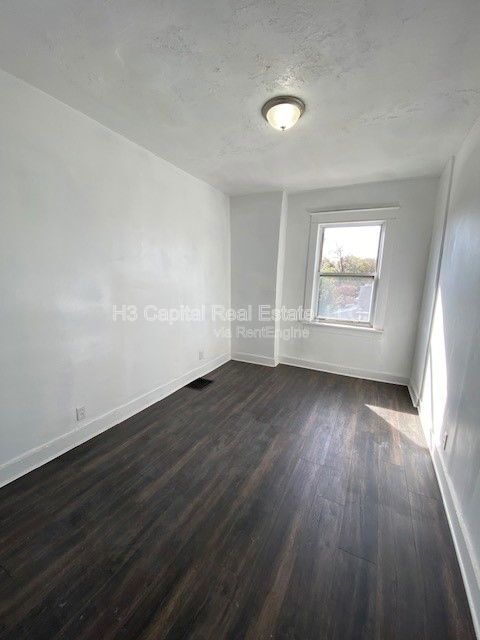 Building Photo - 2458 Benton St