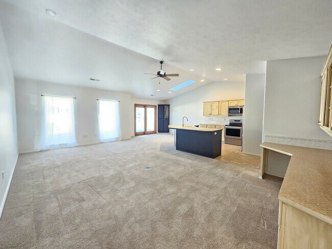 Building Photo - $1,995 - 2 Bed / 2 Bath Beautiful House in North Spokane with Oversized Garage