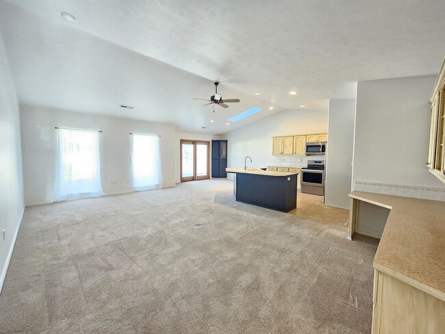 Building Photo - $1,995 - 2 Bed / 2 Bath Beautiful House in...