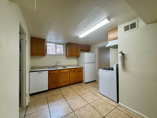 Building Photo - Large 2 Bedroom 1 Bath Unit Available NOW!!
