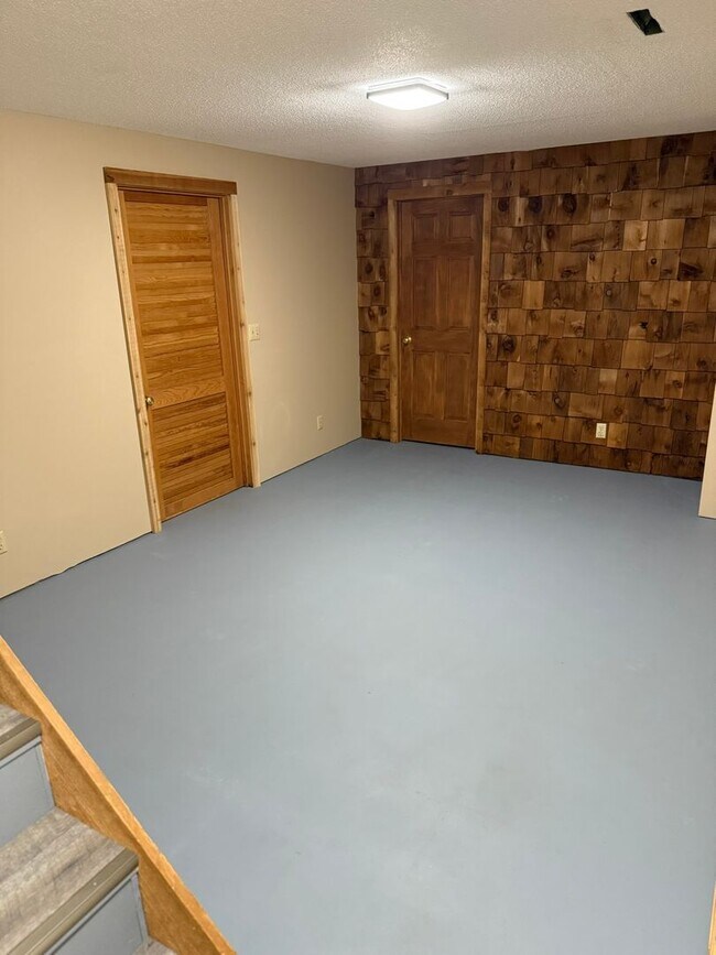 Building Photo - Newly Refreshed 3 Bedroom 1 Bath Single Fa...