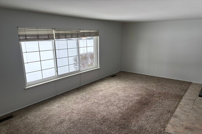 Building Photo - 689 E Fox Hills Dr