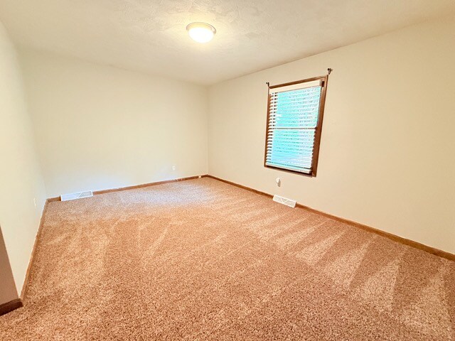 Building Photo - 613 Covered Bridge Rd