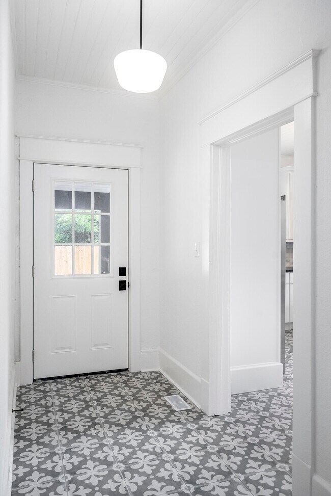 Building Photo - 227 Kershaw St NE