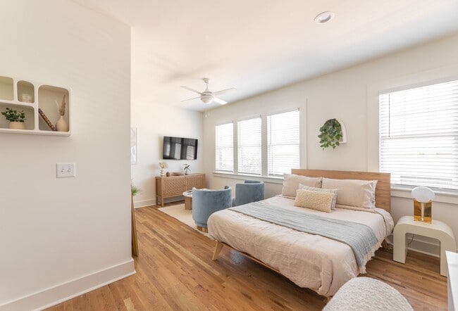 Interior Photo - 449 E. Ponce