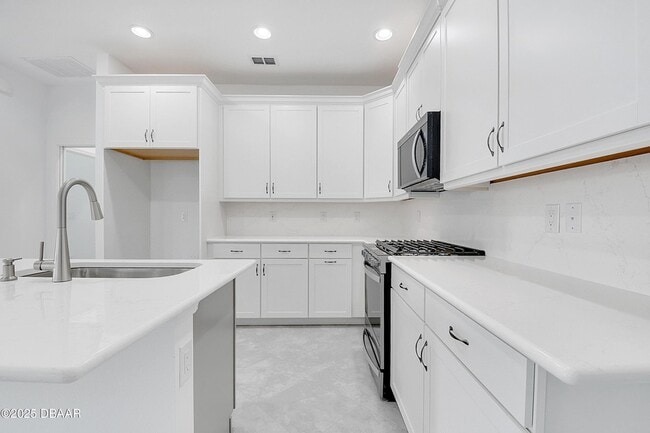 Building Photo - 215 Summertime Pl