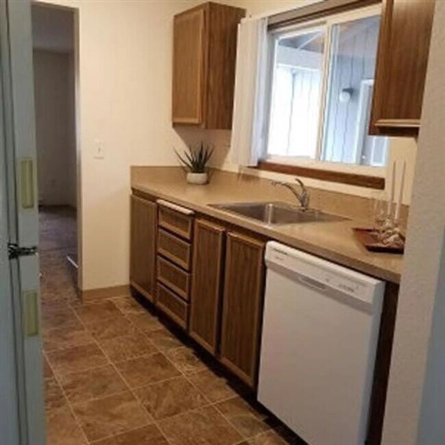Building Photo - Ground-Level Apartment Available Now at Sunset Villa!