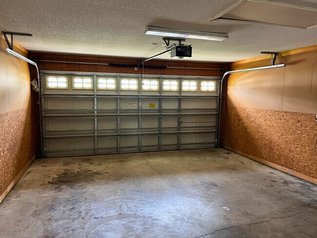 Building Photo - 3/2 centrally located!!