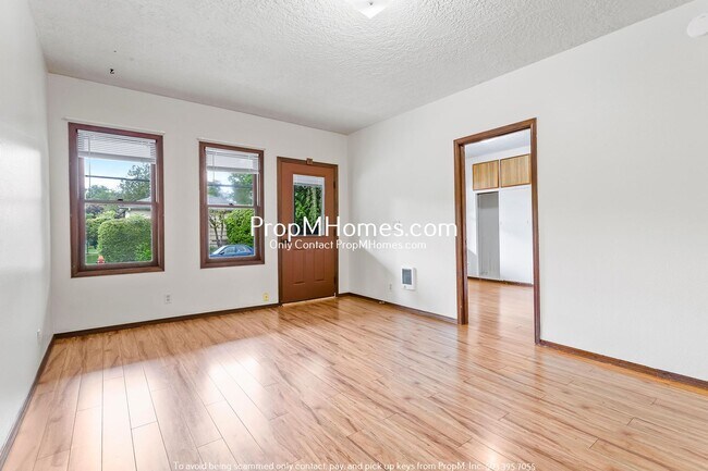 Building Photo - 1102 SE Umatilla St